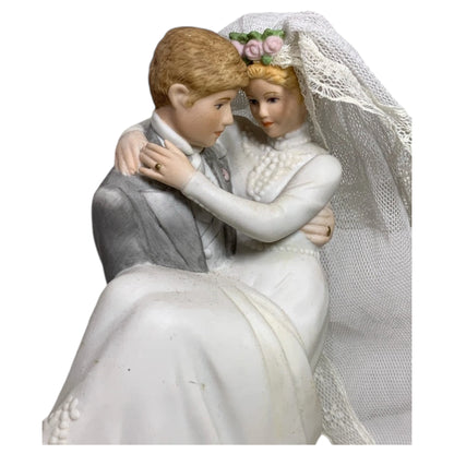 Figura de boda vintage "Over the Threshold" – Novia y novio con velo, Enesco 1990