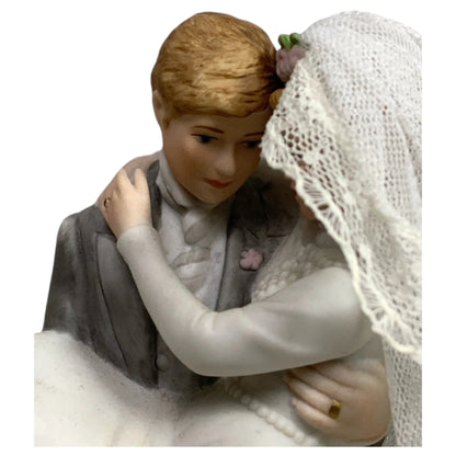 Figura de boda vintage "Over the Threshold" – Novia y novio con velo, Enesco 1990