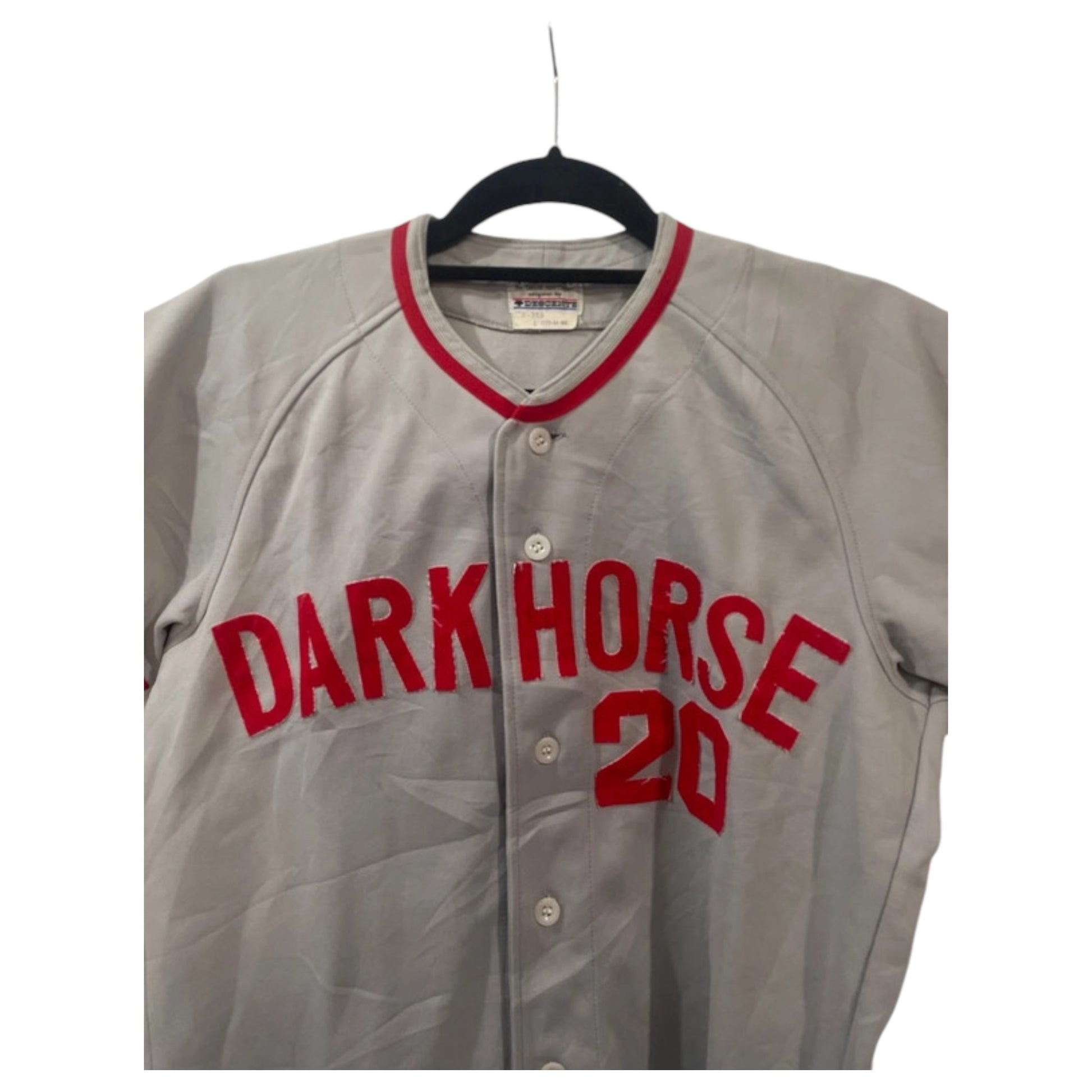 Vintage Baseball Jersey Dark Horse #20 – Cinza com Detalhes em Veludo Vermelho - Madame Surtô Vintage Shop