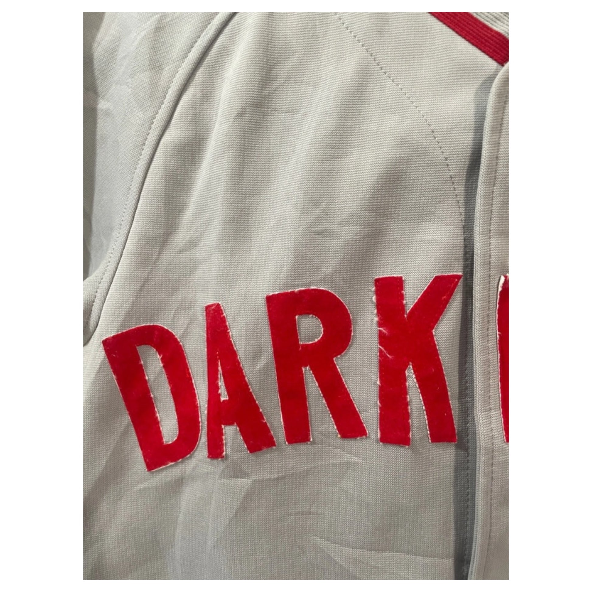 Vintage Baseball Jersey Dark Horse #20 – Cinza com Detalhes em Veludo Vermelho - Madame Surtô Vintage Shop