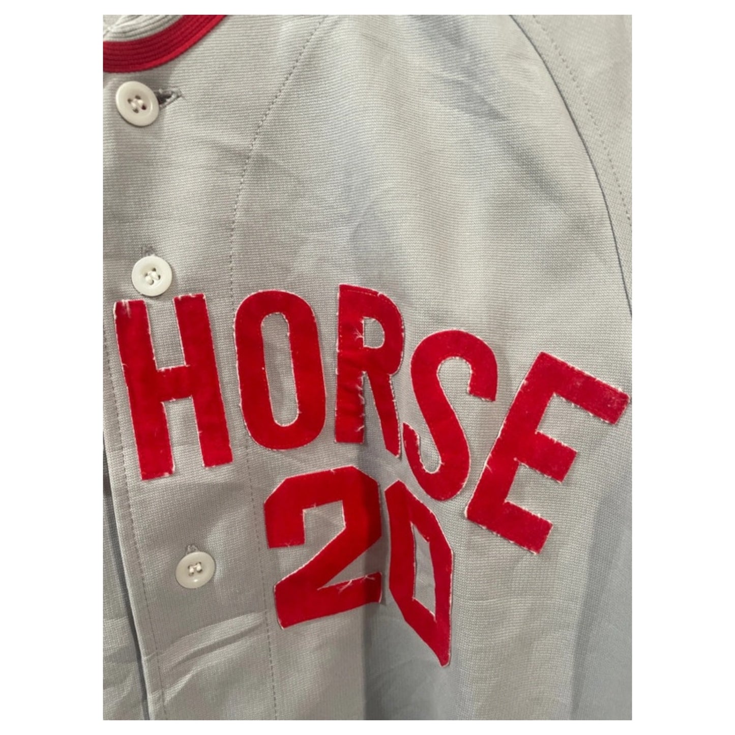 Vintage Baseball Jersey Dark Horse #20 – Cinza com Detalhes em Veludo Vermelho - Madame Surtô Vintage Shop