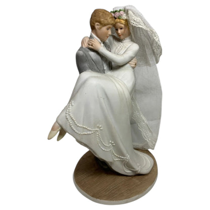 Figura de boda vintage "Over the Threshold" – Novia y novio con velo, Enesco 1990