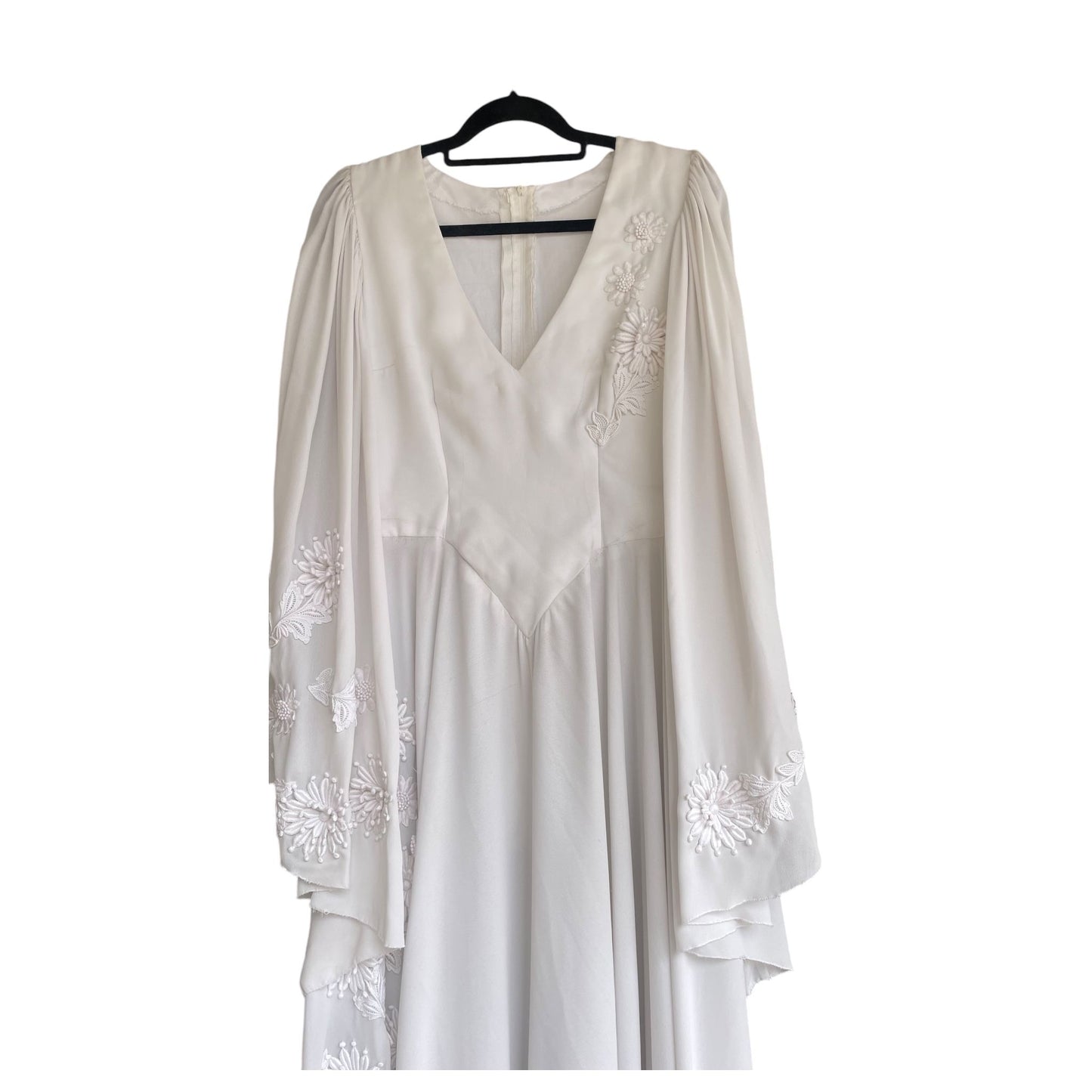 Vestido de noiva Vintage Boho Anos 1970 Branco Gelo com Bordado Floral - Estilo Boêmio, Manga de Anjo