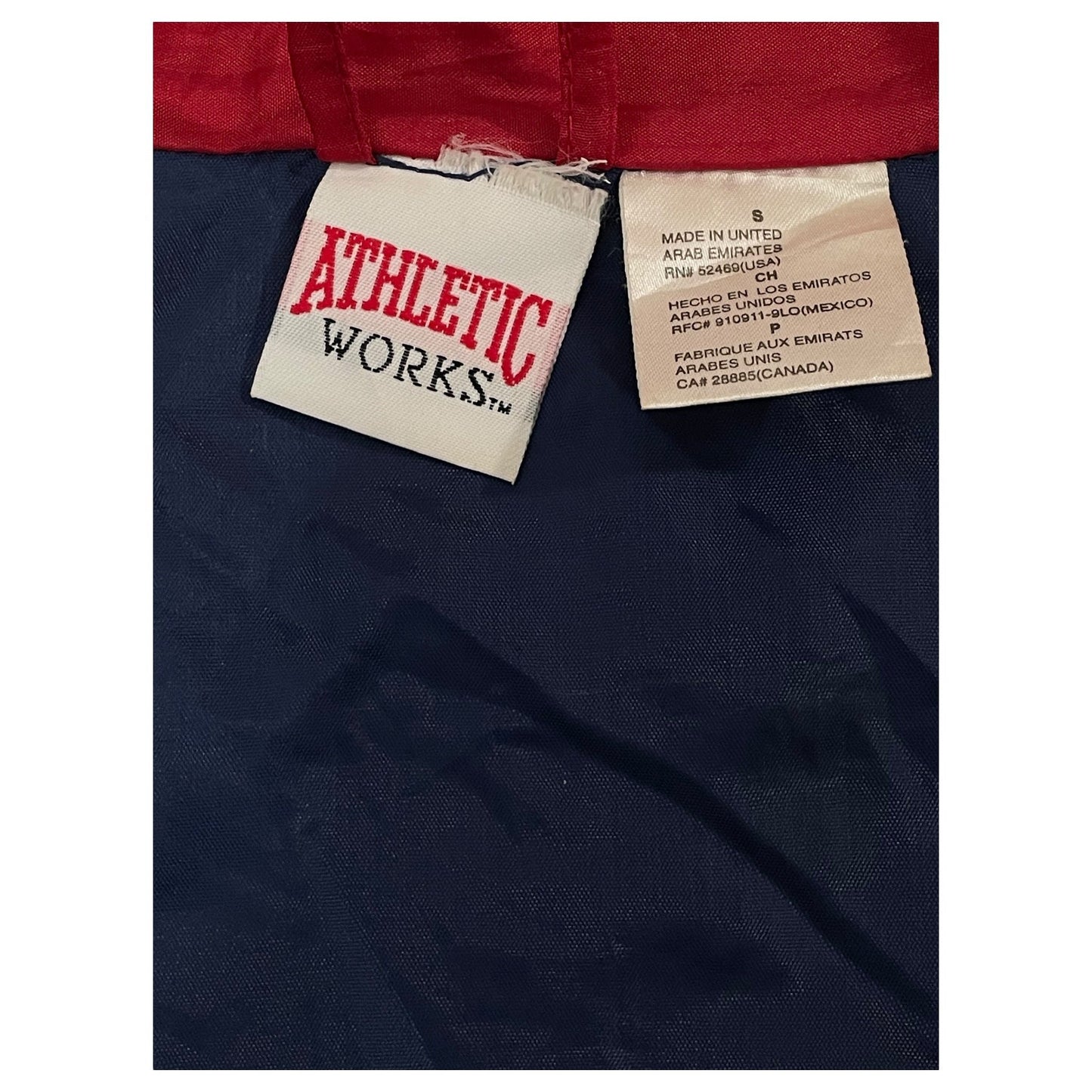 Casaco Vintage Anos 90 Athletic Works Nylon Leve - Estilo Desportivo e Confortável - Madame Surtô Vintage Shop