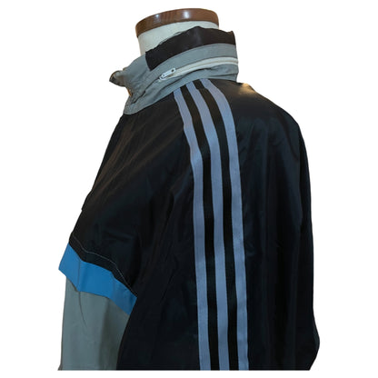 Casaco de Nylon Vintage Adidas Anos 90 - Cinza, Azul e Preto, Estilo Retro e Conforto - Madame Surtô Vintage Shop