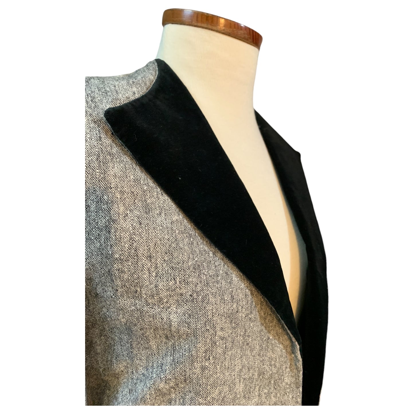 Conjunto Vintage Feminino de Saia e Blazer Alfaiataria – Anos 90, Cinza com Veludo Preto, Elegante e Sofisticado - Madame Surtô Vintage Shop