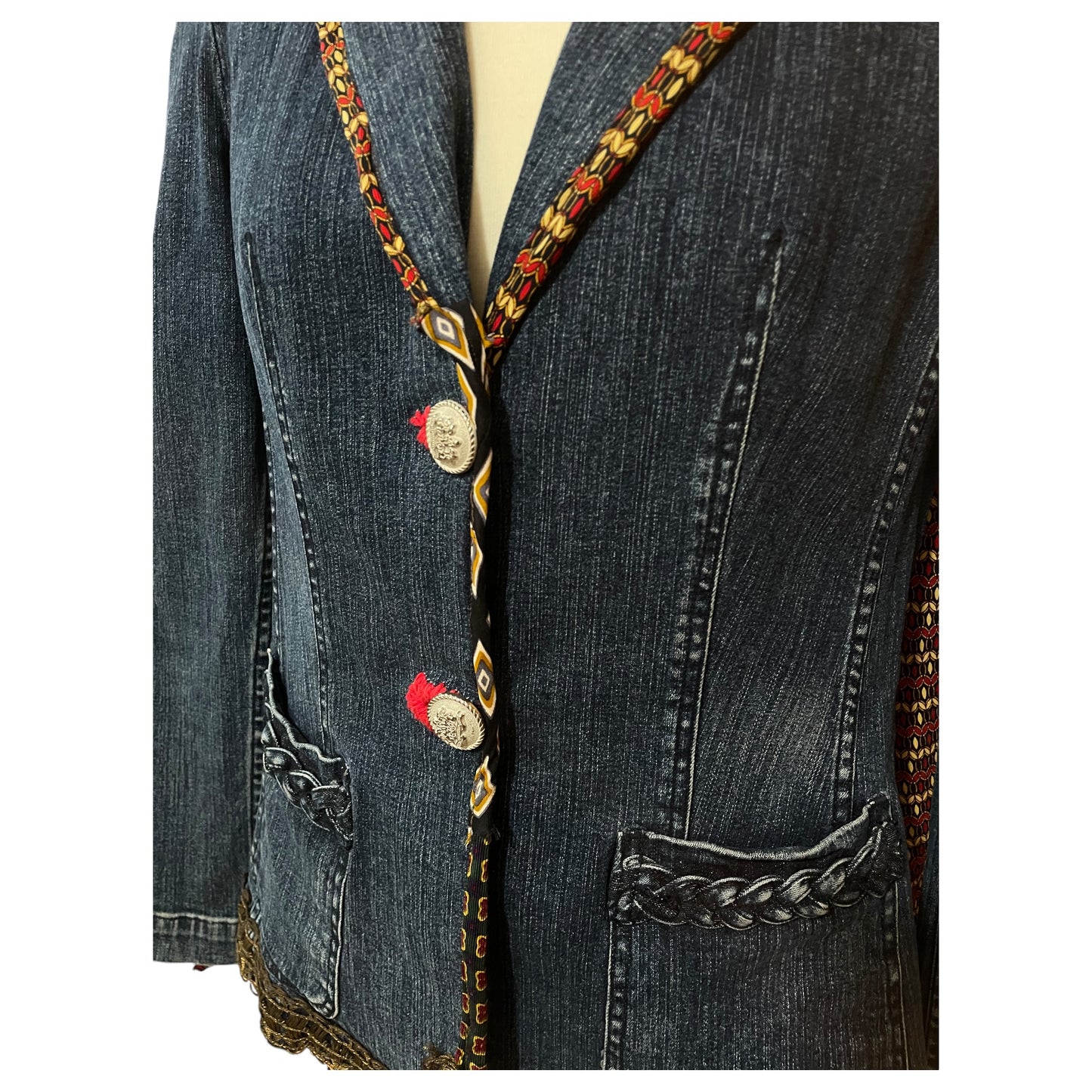 Blazer Jeans Upcycling Madame Surtô Anos 70 – Exclusivo com Gravatas e Gola Destacada - Madame Surtô Vintage Shop