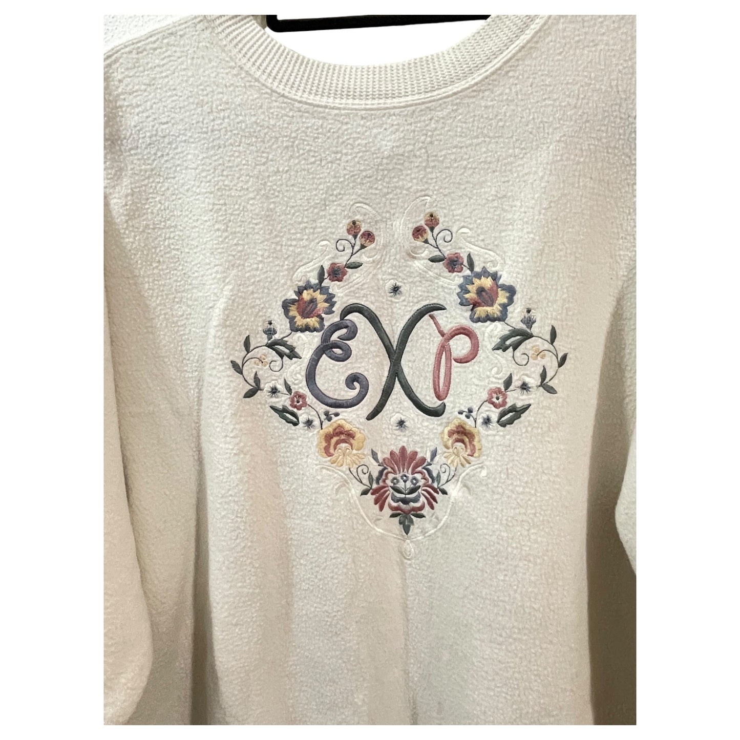 Blusa Sweatshirt Express Athletique Branca com Bordado Floral – Tamanho XS - Madame Surtô Vintage Shop