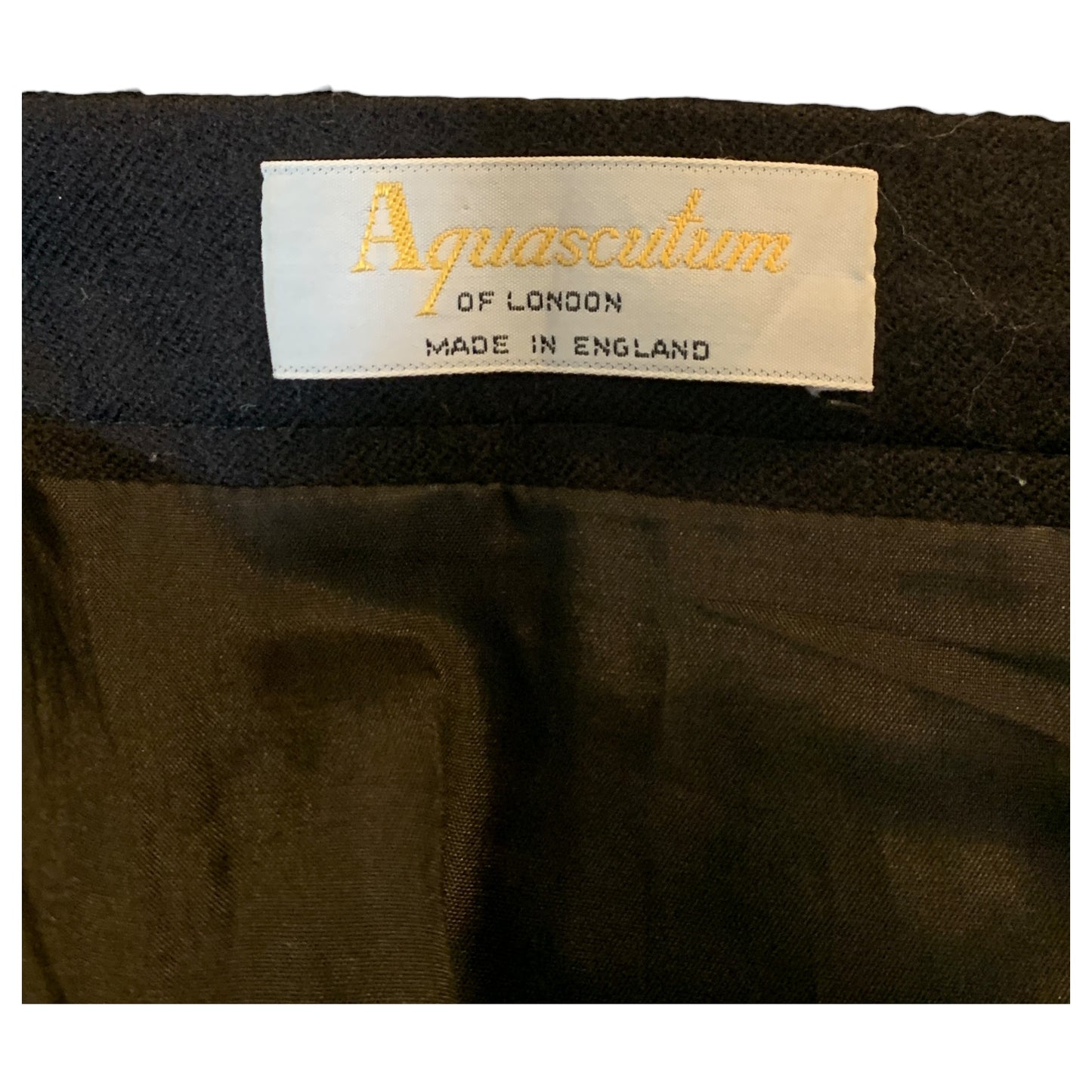 Saia Preta Clássica Aquascutum of London – Vintage em 100% Lã Pura, Produzida na Inglaterra