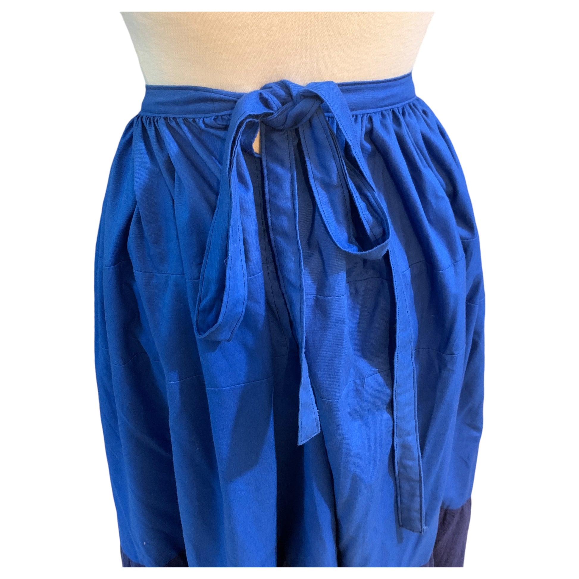 Saia Vintage Feita à Mão em Algodão – Dois Tons de Azul, Laço nas Costas - Madame Surtô Vintage Shop