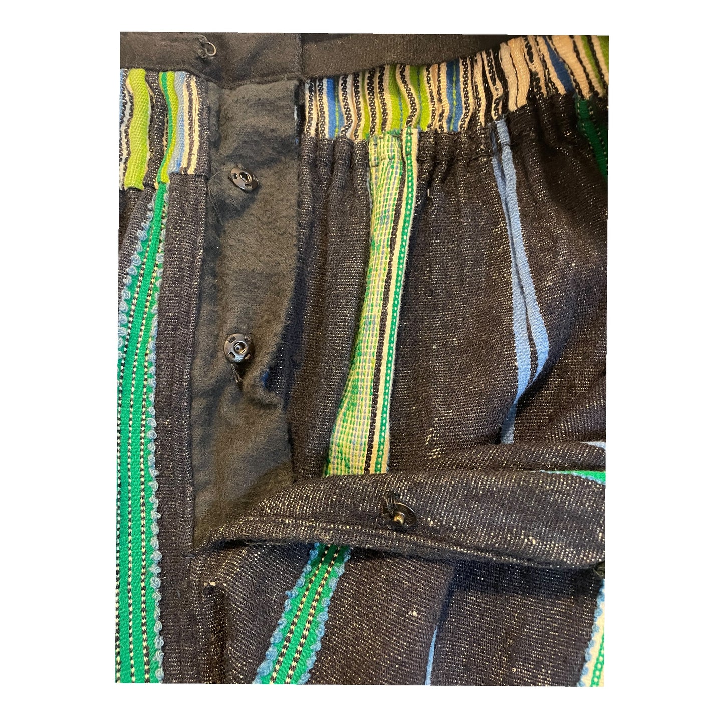 Saia Vintage Preta e Verde com Bordados Florais - Feita à Mão, Anos 90 Artesanal - Madame Surtô Vintage Shop