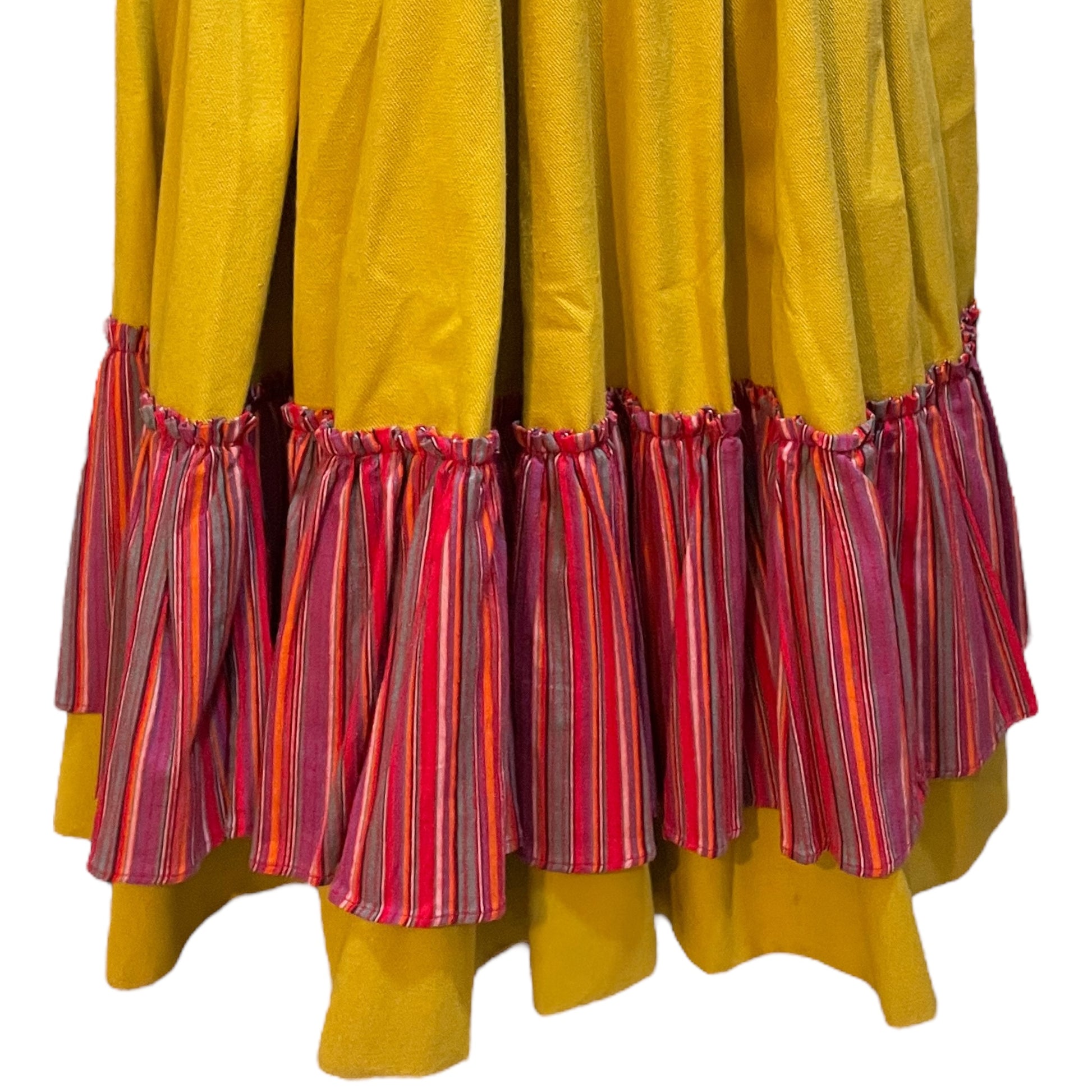 Saia Rústica Vintage Feita Sob Medida – Amarelo Mostarda com Babado Vermelho - Madame Surtô Vintage Shop