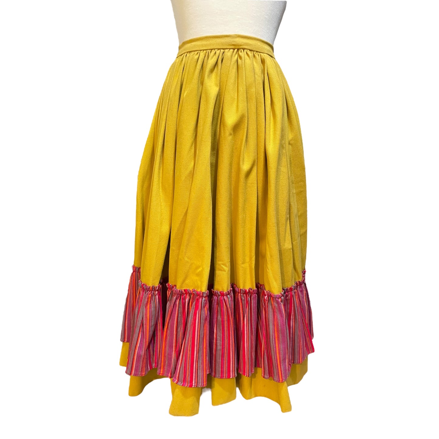 Saia Rústica Vintage Feita Sob Medida – Amarelo Mostarda com Babado Vermelho - Madame Surtô Vintage Shop