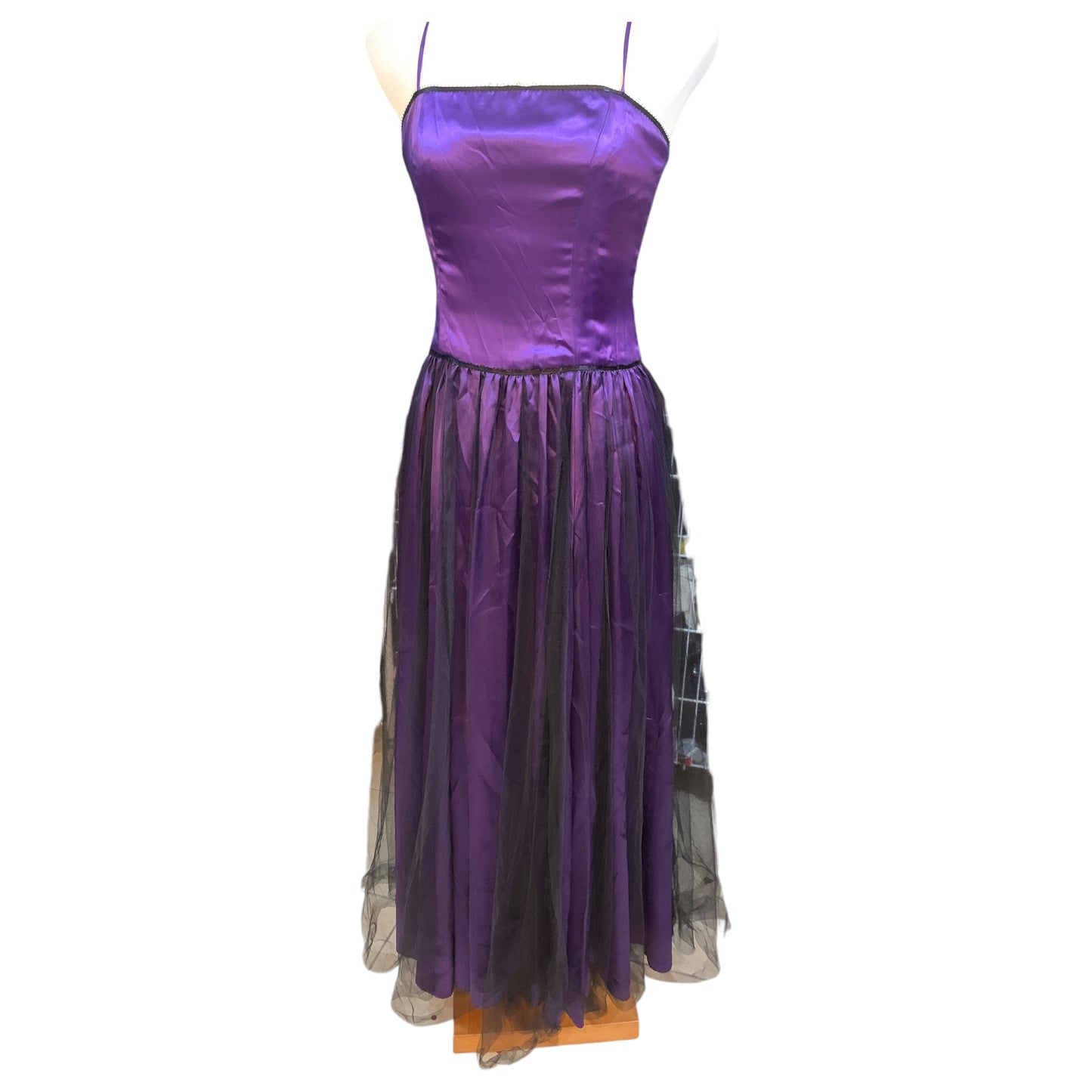 Vestido Longo Roxo Acetinado com Tule Preto Anos 80 - Alças Finas e Fecho Lateral