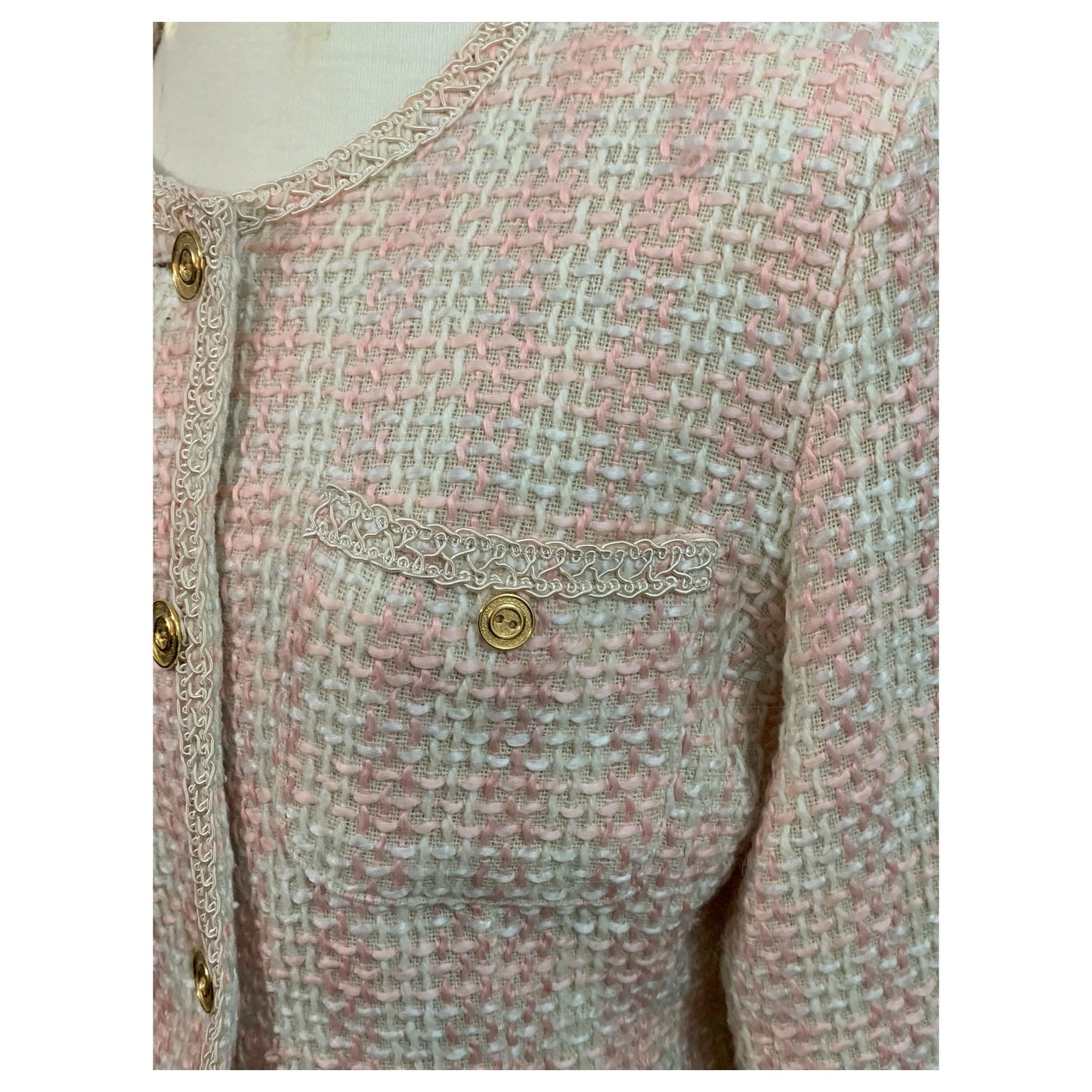 Blazer ajusté vintage des années 80 en tweed – Rose pâle, épaulettes, fabriqué en France