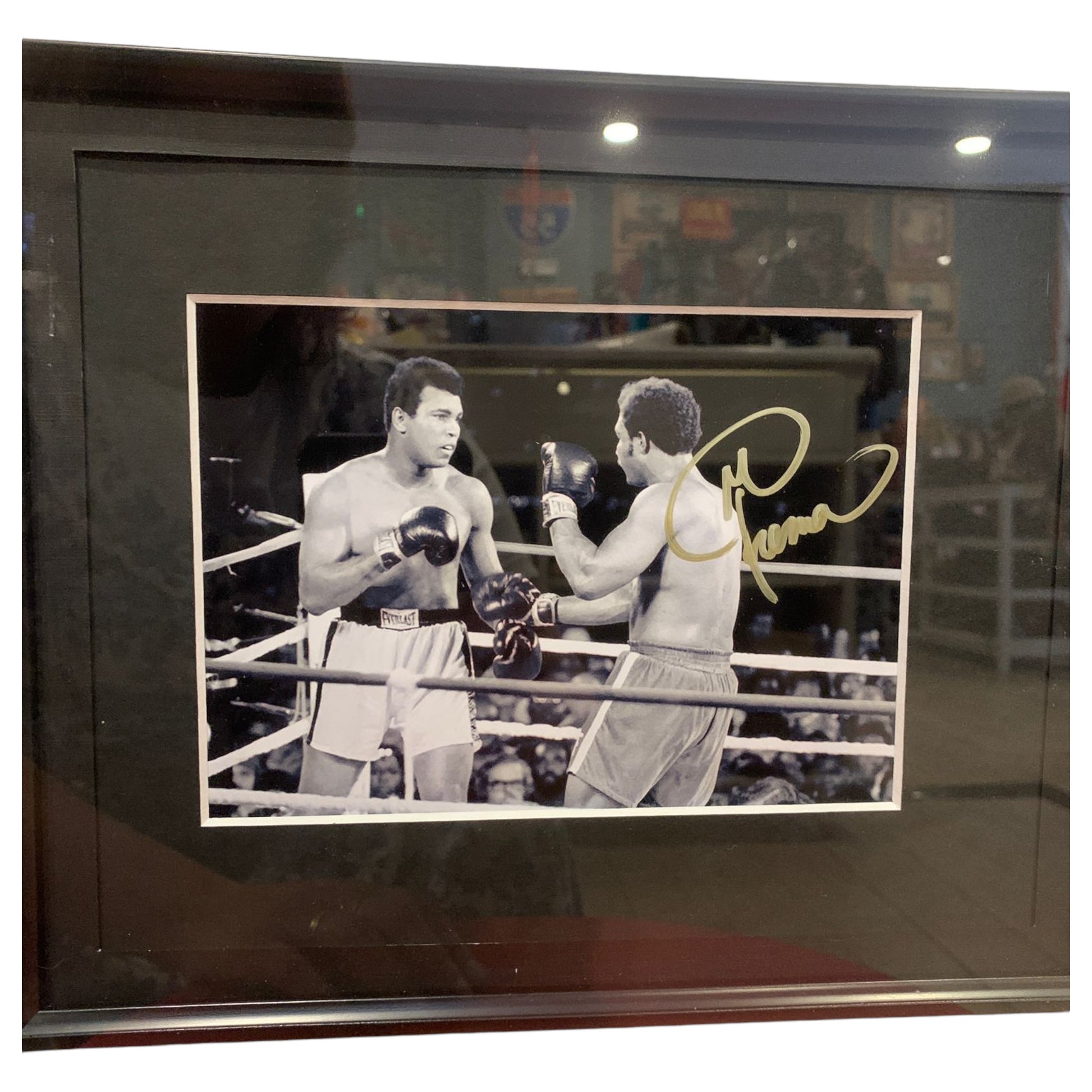 Quadro Fotografia Autografada George Foreman - Com COA - Madame Surtô Vintage Shop