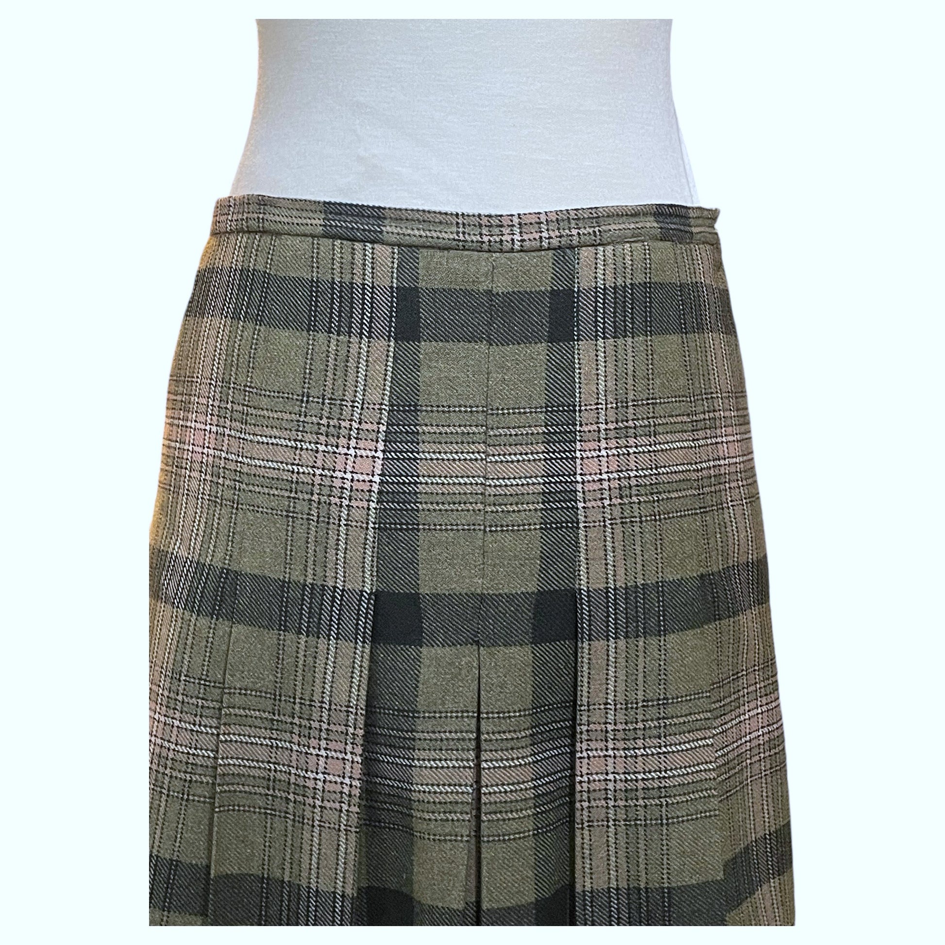 Saia Vintage Estilo Kilt em Lã – Xadrez Verde Escuro, Tamanho M / L - Madame Surtô Vintage Shop