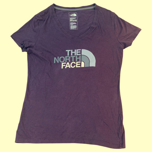 Camiseta Feminina The North Face Gola V Roxa – Tamanho M, Classic Fit, Logo Frontal