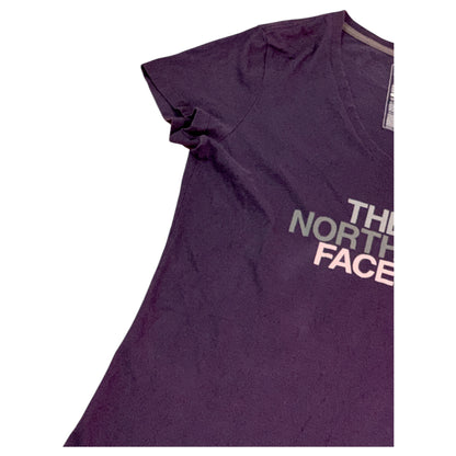 Camiseta Feminina The North Face Gola V Roxa – Tamanho M, Classic Fit, Logo Frontal