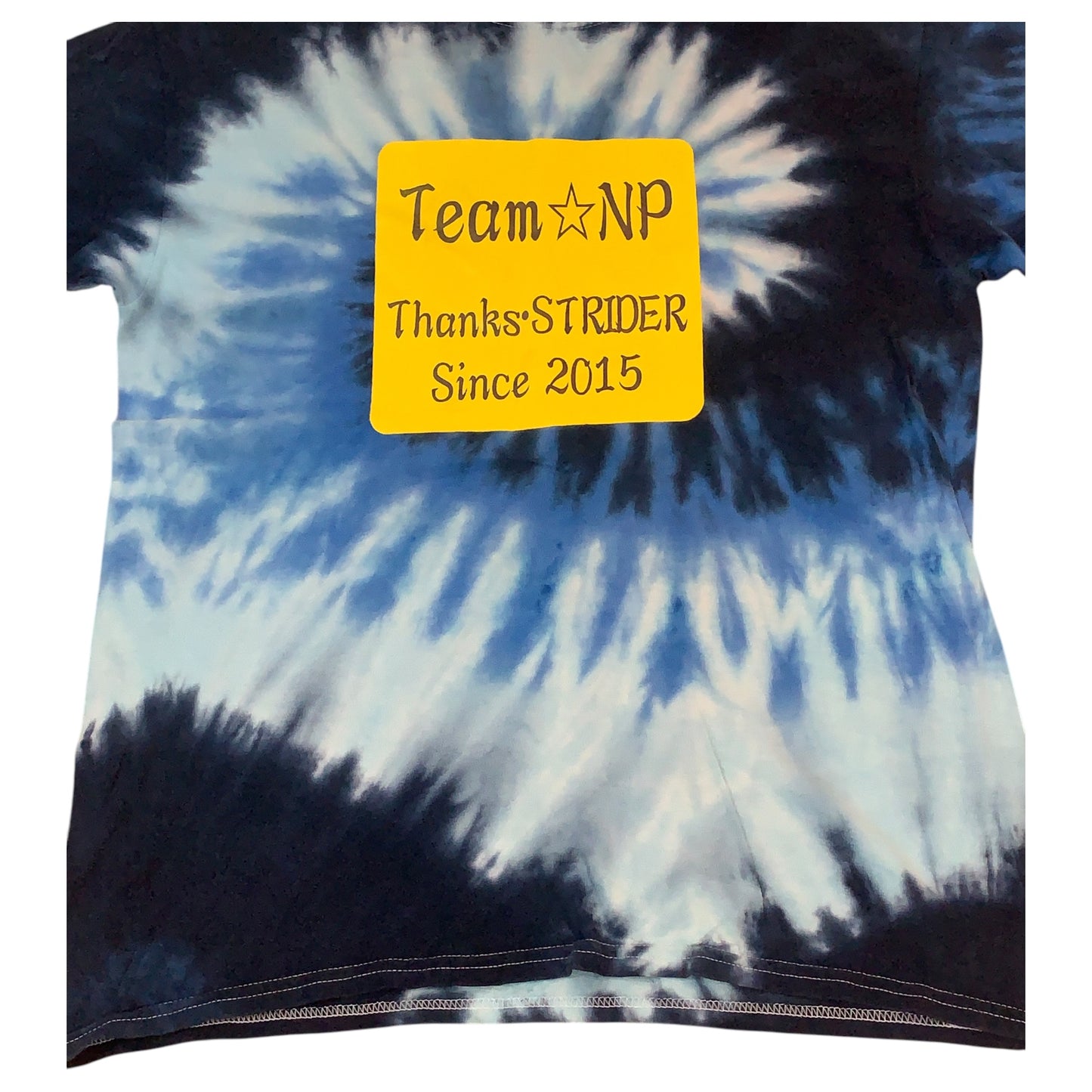 Camiseta Tie-Dye Azul e Claro com Placa Amarela – Team NP, Tamanho M, Estilo Casual