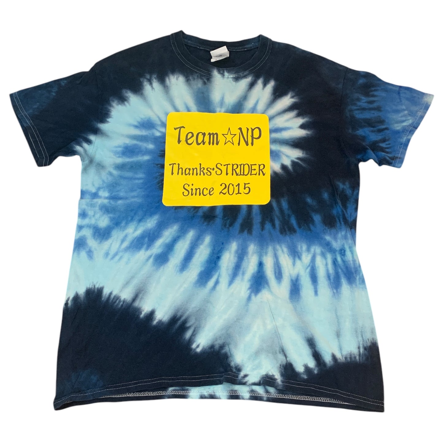 Camiseta Tie-Dye Azul e Claro com Placa Amarela – Team NP, Tamanho M, Estilo Casual