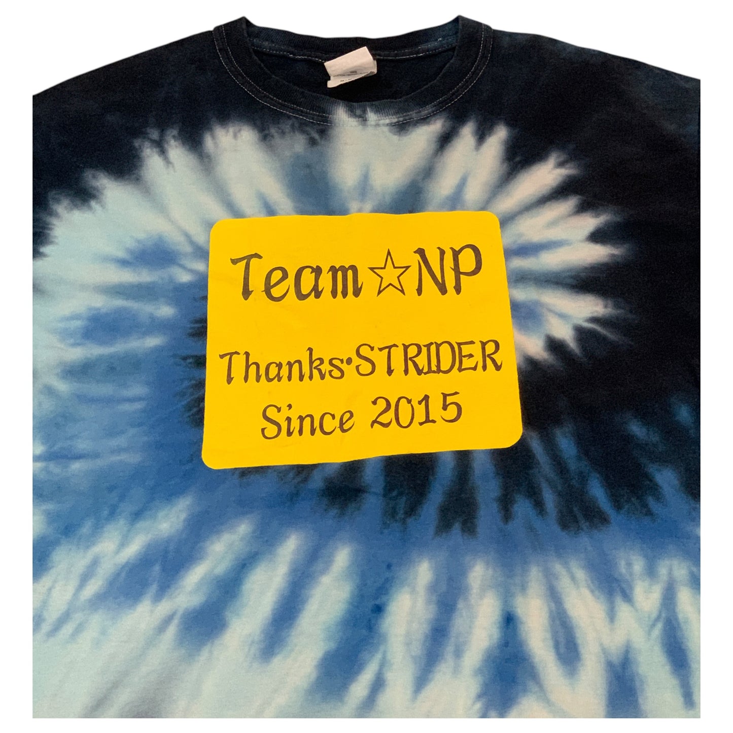 Camiseta Tie-Dye Azul e Claro com Placa Amarela – Team NP, Tamanho M, Estilo Casual