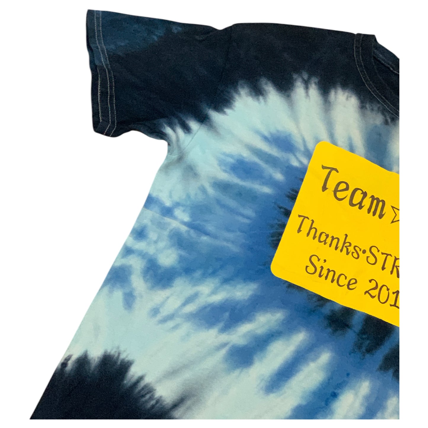 Camiseta Tie-Dye Azul e Claro com Placa Amarela – Team NP, Tamanho M, Estilo Casual