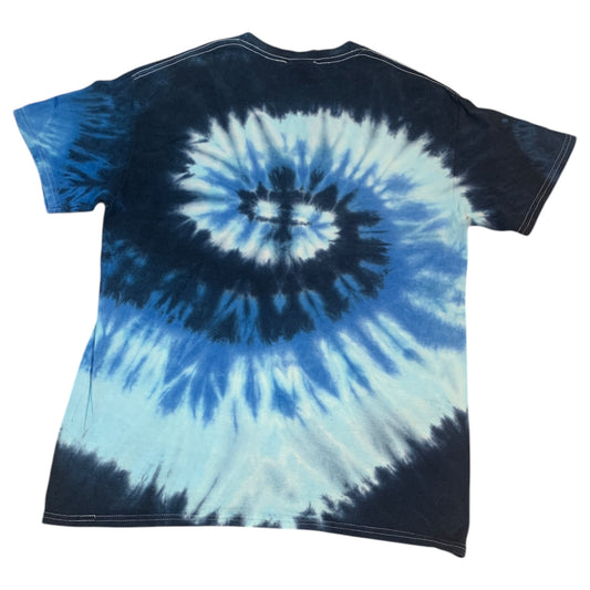 Camiseta Tie-Dye Azul e Claro com Placa Amarela – Team NP, Tamanho M, Estilo Casual