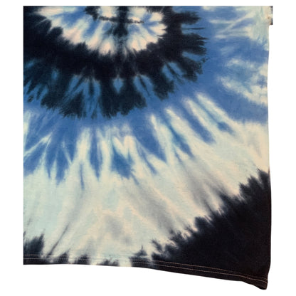 Camiseta Tie-Dye Azul e Claro com Placa Amarela – Team NP, Tamanho M, Estilo Casual