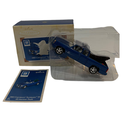 Miniatura de Decoração de Árvore de Natal - Carro Chevrolet Silverado SS 2003 Azul com Pinheiro - Hallmark Keepsake Ornament