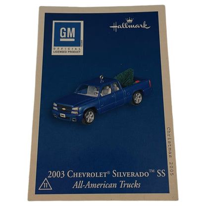 Miniatura de Decoração de Árvore de Natal - Carro Chevrolet Silverado SS 2003 Azul com Pinheiro - Hallmark Keepsake Ornament