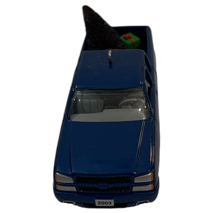 Miniatura de Decoração de Árvore de Natal - Carro Chevrolet Silverado SS 2003 Azul com Pinheiro - Hallmark Keepsake Ornament