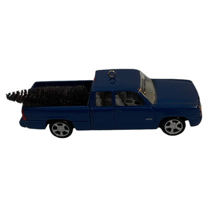 Miniatura de Decoração de Árvore de Natal - Carro Chevrolet Silverado SS 2003 Azul com Pinheiro - Hallmark Keepsake Ornament