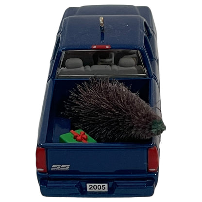 Miniatura de Decoração de Árvore de Natal - Carro Chevrolet Silverado SS 2003 Azul com Pinheiro - Hallmark Keepsake Ornament