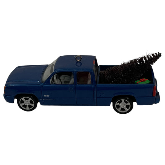 Miniatura de Decoração de Árvore de Natal - Carro Chevrolet Silverado SS 2003 Azul com Pinheiro - Hallmark Keepsake Ornament