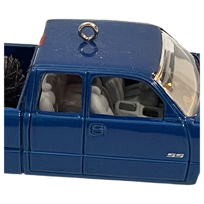 Miniatura de Decoração de Árvore de Natal - Carro Chevrolet Silverado SS 2003 Azul com Pinheiro - Hallmark Keepsake Ornament