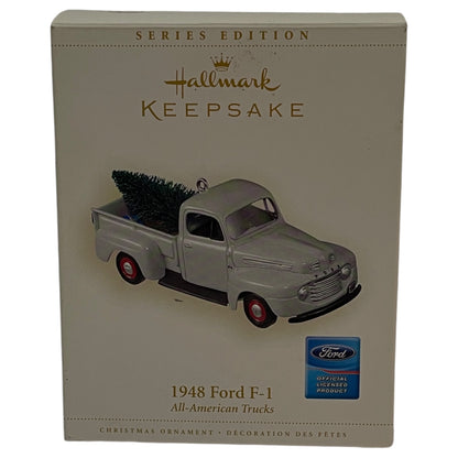 Miniatura de Decoração de Árvore de Natal - Caminhão Ford F-1 1948 Prateado com Pinheiro e Presente - Hallmark Keepsake Ornament