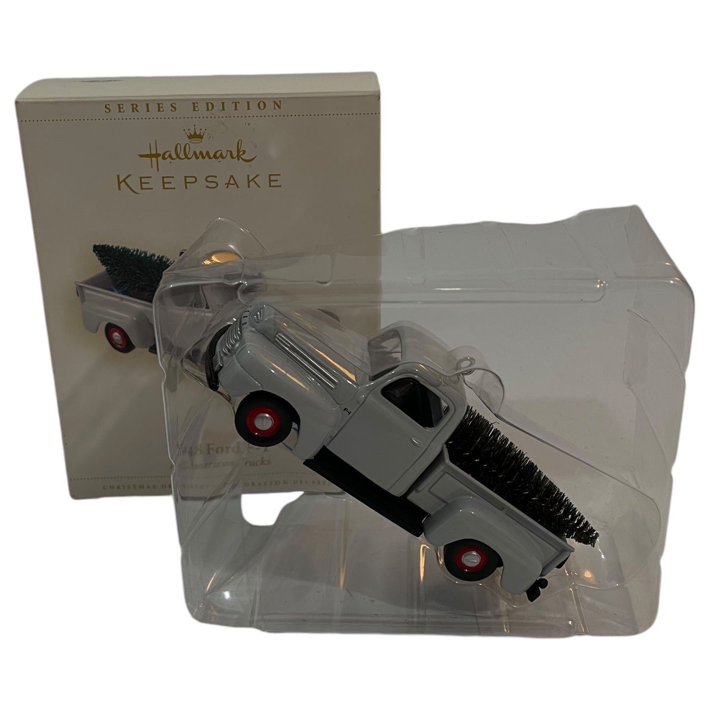 Miniatura de Decoração de Árvore de Natal - Caminhão Ford F-1 1948 Prateado com Pinheiro e Presente - Hallmark Keepsake Ornament