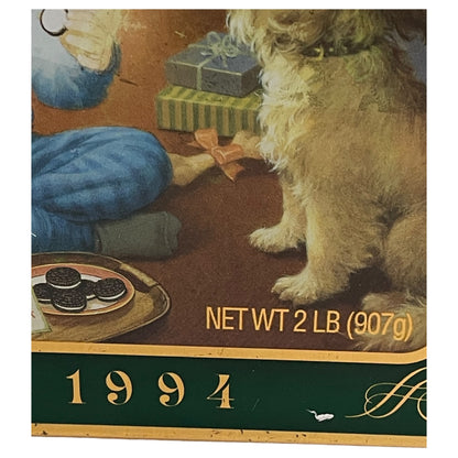 Lata Colecionável Vintage Oreo 1994 Unlock the Magic – Verde e Dourado, Cena Natalina com Criança, Cachorro e Papai Noel