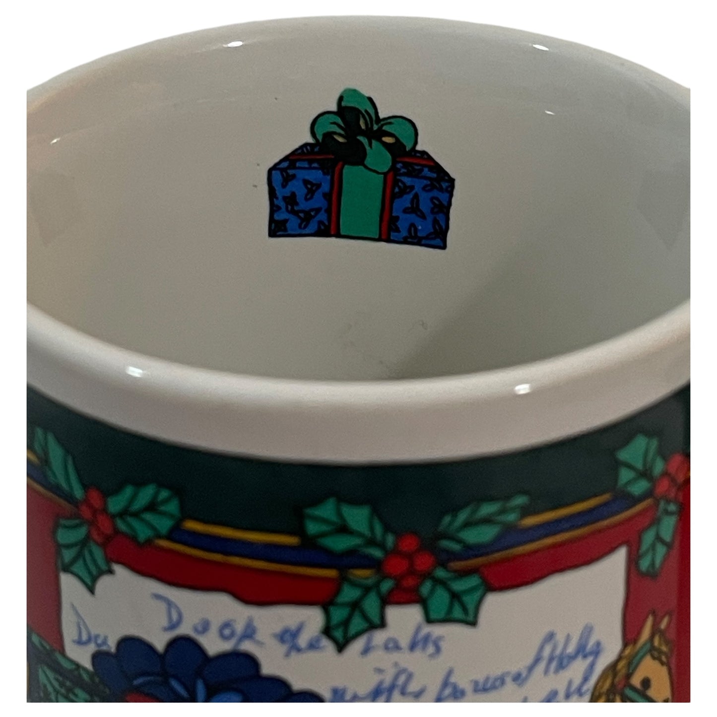 Caneca Vintage de Natal com Ilustração de Brinquedos e Detalhes Natalinos