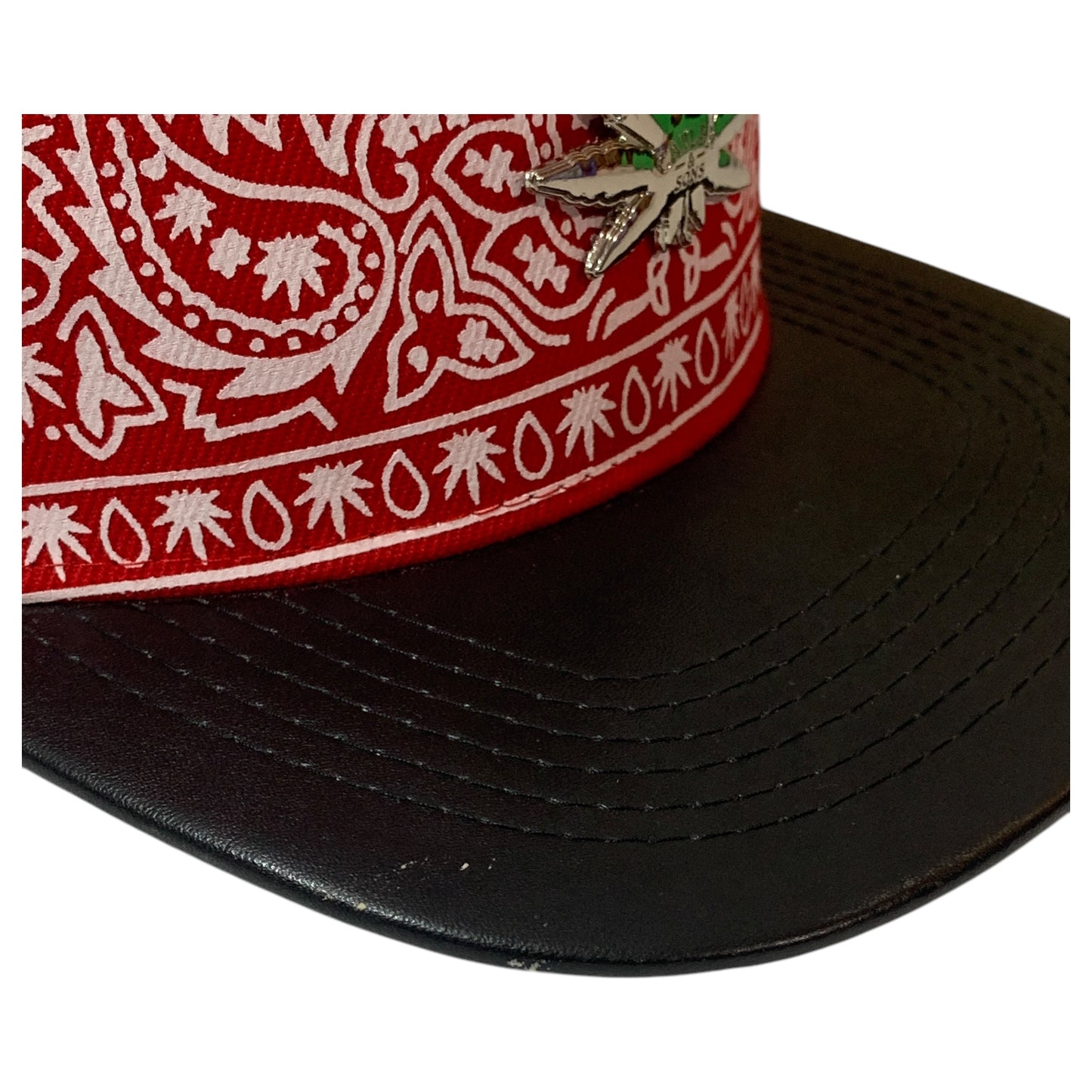 Boné Vermelho Snapback com Detalhes em Branco e Símbolo de Metal – Cayler & Sons