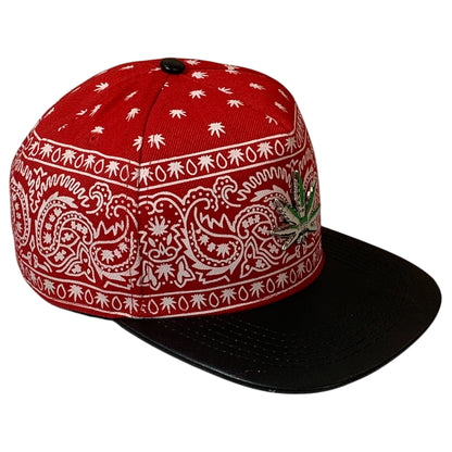 Boné Vermelho Snapback com Detalhes em Branco e Símbolo de Metal – Cayler & Sons