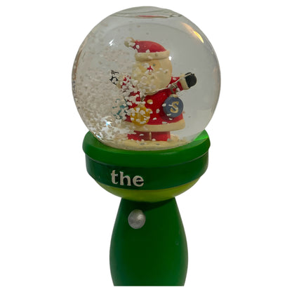 Globo Navideño con Papá Noel y Copos de Nieve, Base de Madera Verde con Escritura "THE"