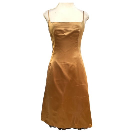 Vestido Dourado com Renda Preta – Alças Finas e Decote Reto – Alfaiataria Elegante