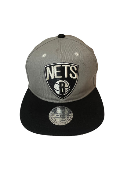 Boné NBA Nets Hardwood Classics Mitchell & Ness Nostalgia Co. - Bordado Preto e Branco, Ajustáve