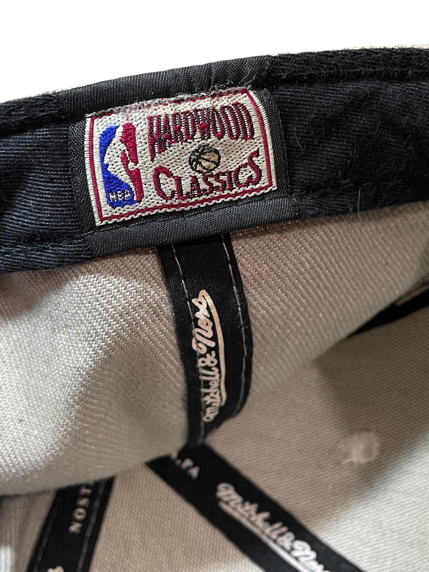 Boné NBA Nets Hardwood Classics Mitchell & Ness Nostalgia Co. - Bordado Preto e Branco, Ajustáve