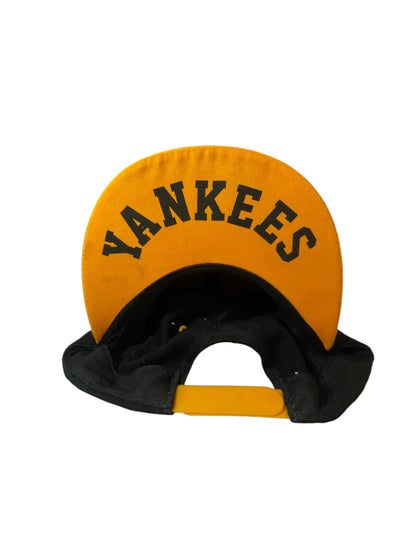 Boné Preto New York com Bordado Amarelo, Aba Reta Amarela e Detalhe Yankees - Ajustável