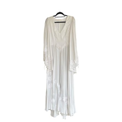 Vestido de noiva Vintage Boho Anos 1970 Branco Gelo com Bordado Floral - Estilo Boêmio, Manga de Anjo