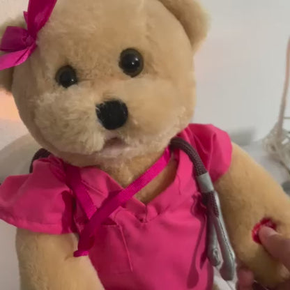 Ursinho de Pelúcia – Pink Scrubs Bear da Chantilly Lane Musicals 2009