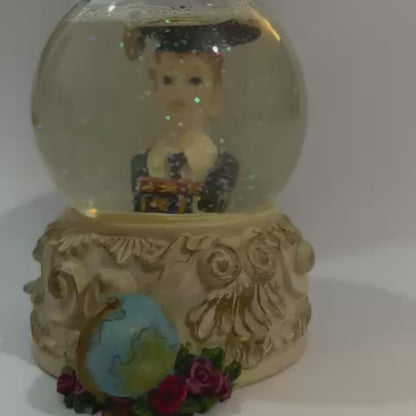 Globo de Neve Vintage com Graduado – Presente de Formatura com Detalhes Barrocos e Estilo Clássico